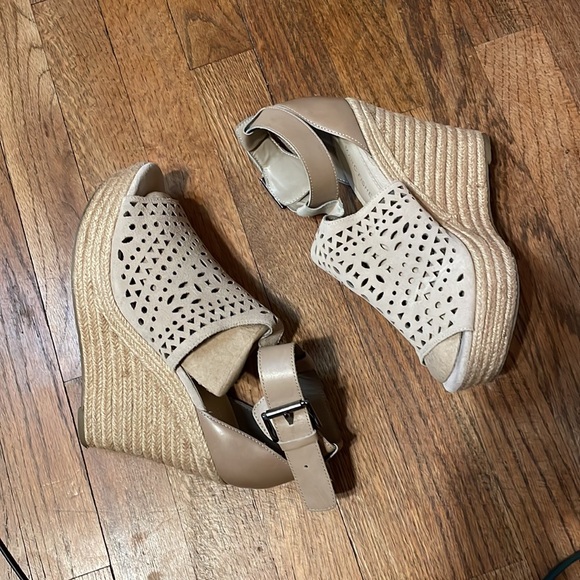 •MARC FISHER•TAN CUT OUT PERFORATED ESPADRILLE PLATFORM WEDGES SIZE 8.5 EUC - Picture 10 of 13